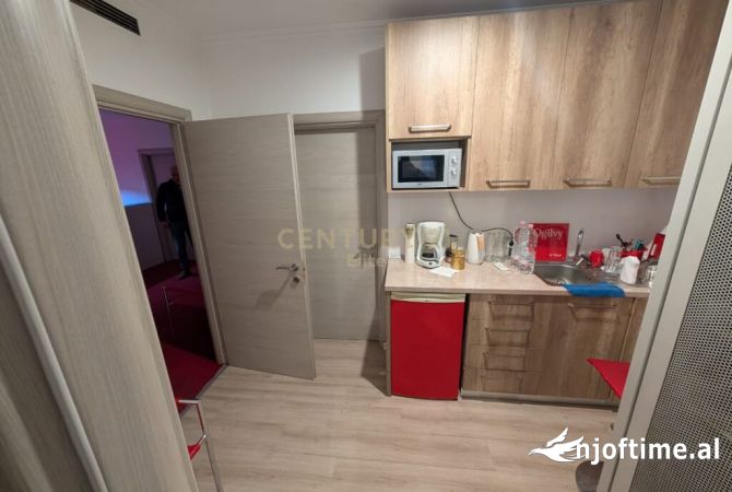 Ambiente Commerciale in Affitto 3+1 a Tirana - 2,500 Euro