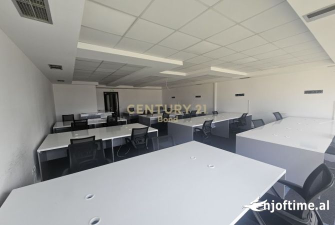 Ambiente Commerciale in Affitto 3+1 a Tirana - 3,150 Euro