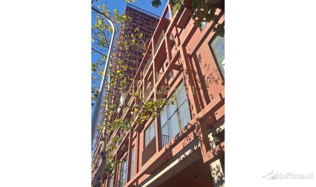 AMBIENT PER ZYRA ME QIRA TEK GARDEN BUILDING,RRUGA E KAVAJES!