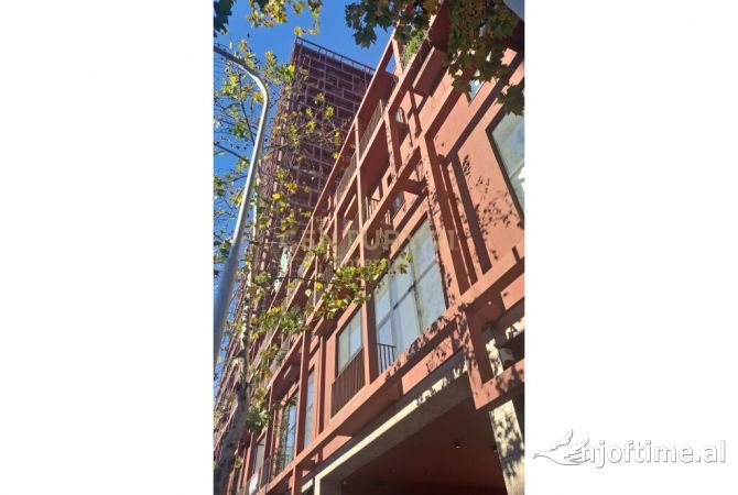 AMBIENT PER ZYRA ME QIRA TEK GARDEN BUILDING,RRUGA E KAVAJES!