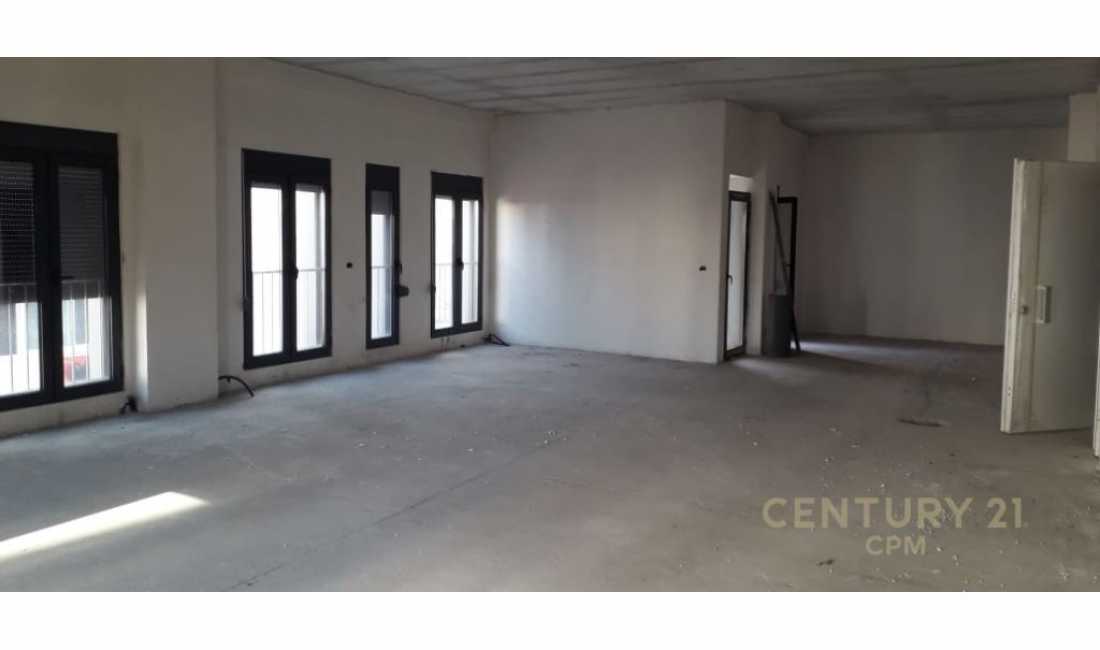 Shitet njesi komerciale buze rruges se Elbasanit!