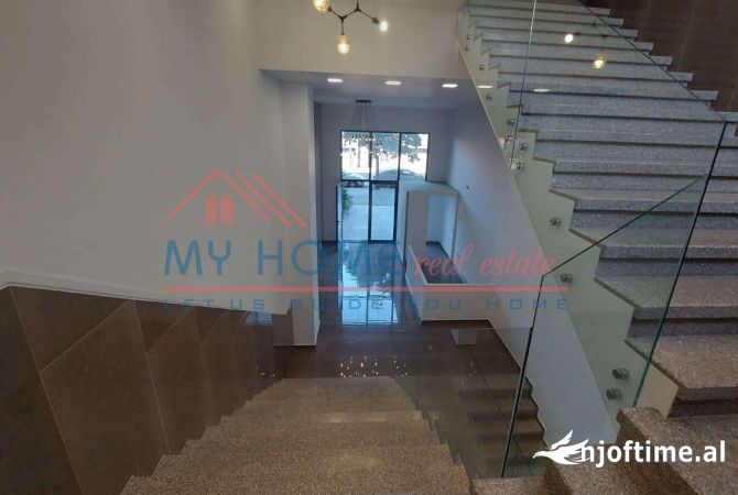 Ambiente Commerciale in Vendita 3+1 a Tirana - 126,000 Euro
