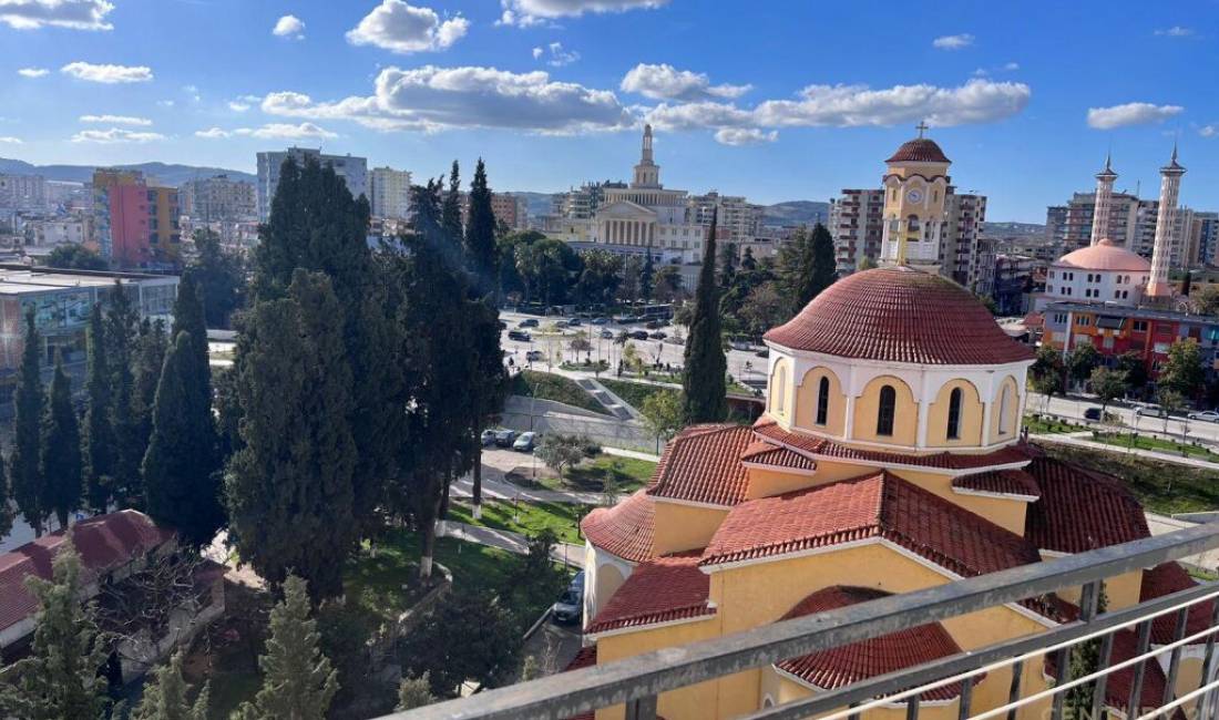 Shtepi ne shitje Apartament ne Fier, 2+1, Mobilimi Pjeserisht e mobiluar, Pagesa 92,000  Euro.