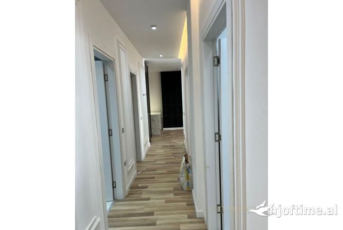 Appartamento in vendita a Tirana 2+1, Arredato