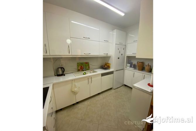 Appartamento in vendita a Tirana 2+1, Arredato