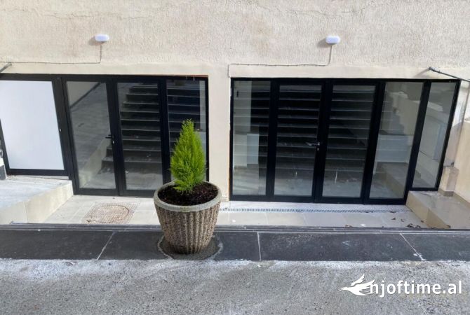 ME QIRA NJESI KOMERCIALE PRANE BULEVARDIT ZOGU I PARE