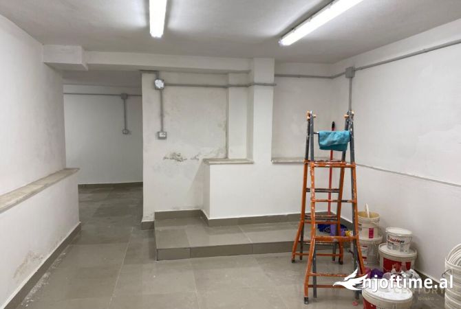 ME QIRA NJESI KOMERCIALE PRANE BULEVARDIT ZOGU I PARE