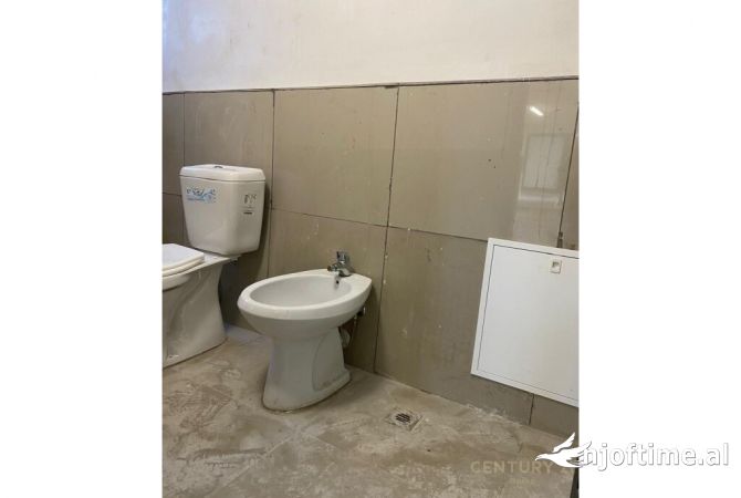 ME QIRA NJESI KOMERCIALE PRANE BULEVARDIT ZOGU I PARE