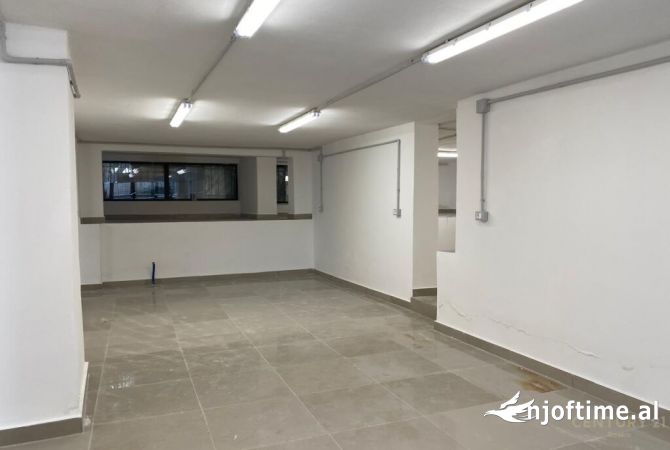 ME QIRA NJESI KOMERCIALE PRANE BULEVARDIT ZOGU I PARE