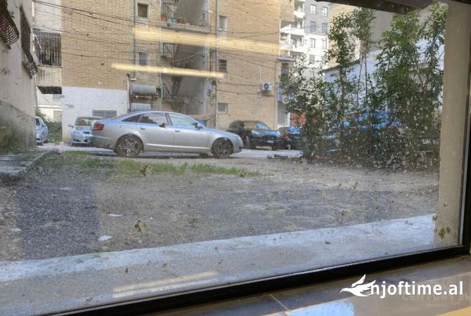 ME QIRA NJESI KOMERCIALE PRANE BULEVARDIT ZOGU I PARE