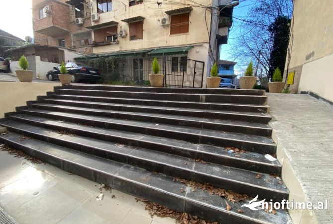 ME QIRA NJESI KOMERCIALE PRANE BULEVARDIT ZOGU I PARE