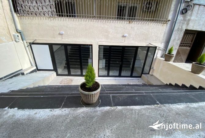 ME QIRA NJESI KOMERCIALE PRANE BULEVARDIT ZOGU I PARE