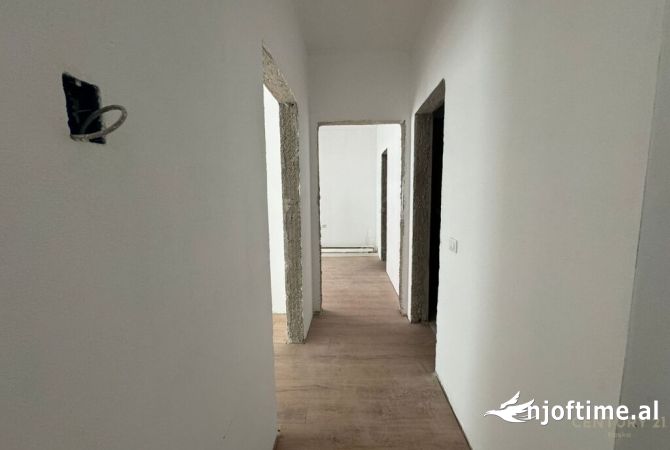 Shtepi ne shitje Apartament ne Tirane, 3+1, Mobilimi Bosh, pa mobiluar, Pagesa 114,000  Euro.