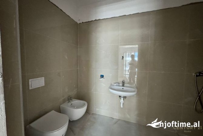 Shtepi ne shitje Apartament ne Tirane, 3+1, Mobilimi Bosh, pa mobiluar, Pagesa 114,000  Euro.