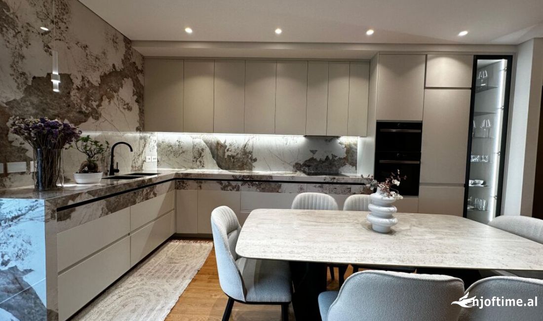 Shtepi me qera Apartament ne Tirane, 3+1, Mobilimi E mobiluar, Pagesa 2,300  Euro.