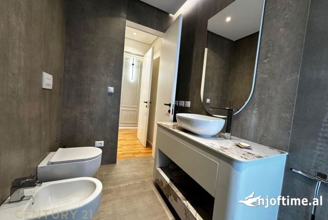 Shtepi me qera Apartament ne Tirane, 3+1, Mobilimi E mobiluar, Pagesa 2,300  Euro.