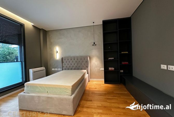 Shtepi me qera Apartament ne Tirane, 3+1, Mobilimi E mobiluar, Pagesa 2,300  Euro.