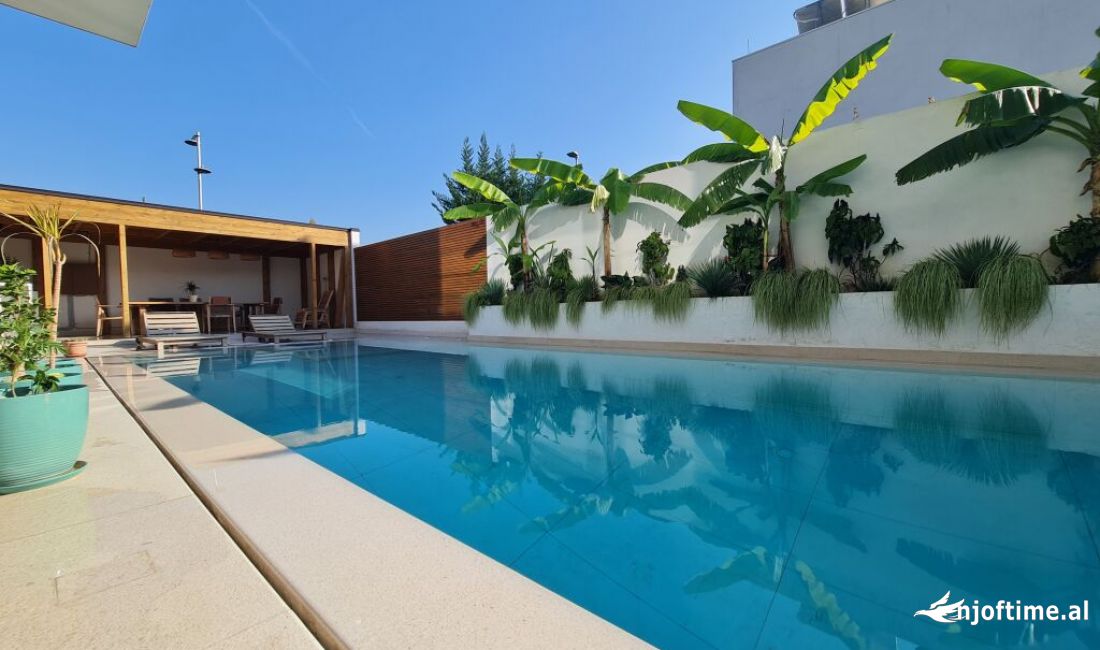 Shtepi me qera Vila Luksoze ne Tirane, 3+1, Mobilimi E mobiluar, Pagesa 4,000  Euro.