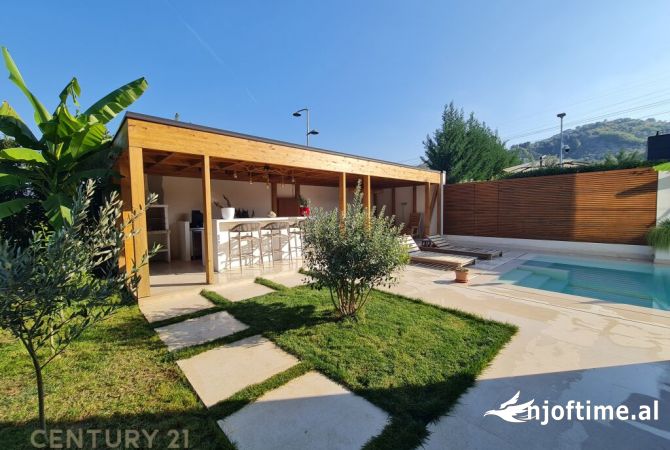 Shtepi me qera Vila Luksoze ne Tirane, 3+1, Mobilimi E mobiluar, Pagesa 4,000  Euro.