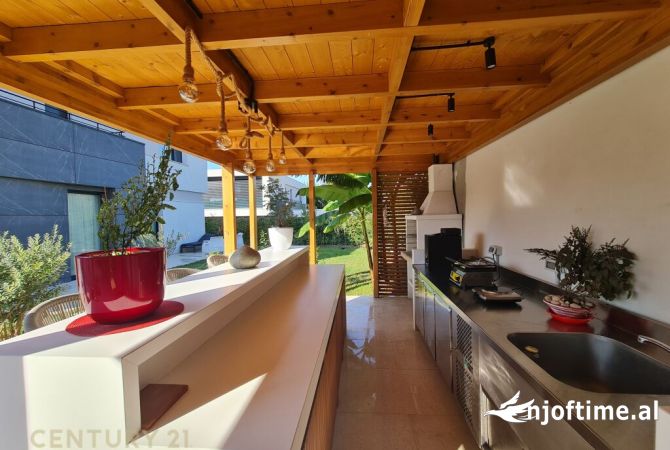 Shtepi me qera Vila Luksoze ne Tirane, 3+1, Mobilimi E mobiluar, Pagesa 4,000  Euro.