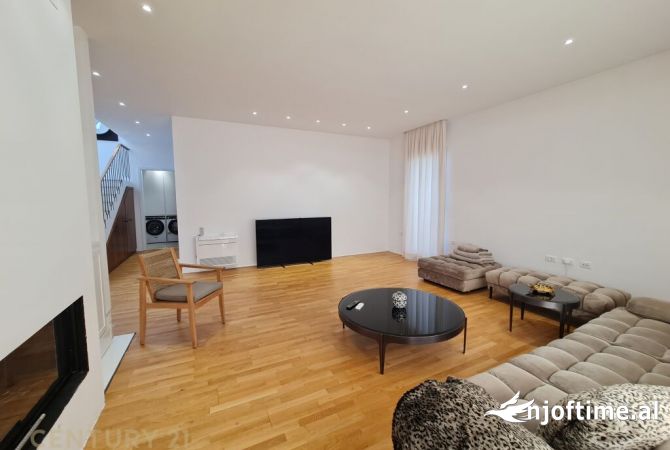 Shtepi me qera Vila Luksoze ne Tirane, 3+1, Mobilimi E mobiluar, Pagesa 4,000  Euro.