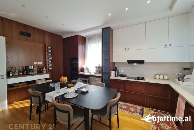 Shtepi me qera Vila Luksoze ne Tirane, 3+1, Mobilimi E mobiluar, Pagesa 4,000  Euro.