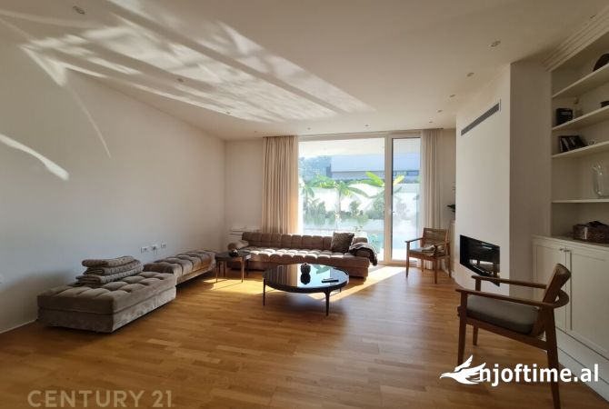 Shtepi me qera Vila Luksoze ne Tirane, 3+1, Mobilimi E mobiluar, Pagesa 4,000  Euro.