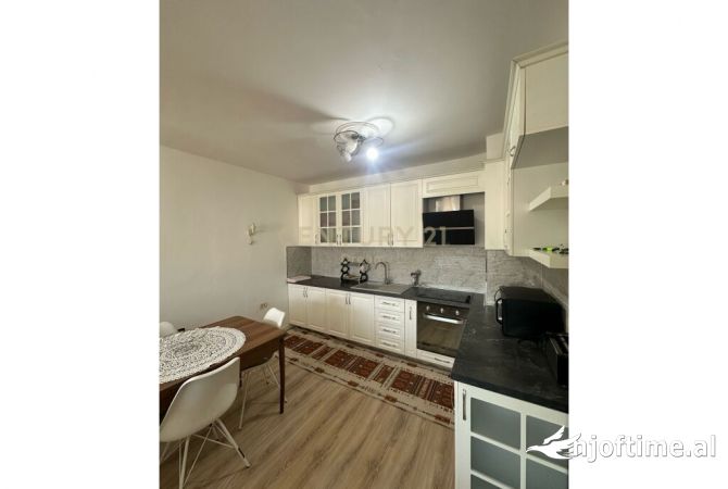 Shtepi me qera Apartament ne Tirane, 2+1, Mobilimi E mobiluar, Pagesa 800  Euro.