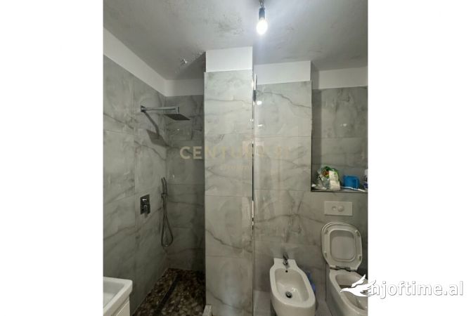 Shtepi me qera Apartament ne Tirane, 2+1, Mobilimi E mobiluar, Pagesa 800  Euro.