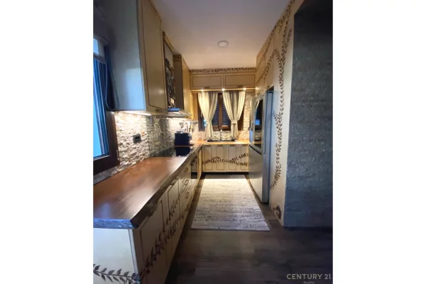 Shtepi ne shitje Penthose(kati i fundit panoramik) ne Tirane, 2+1, Mobilimi E mobiluar, Pagesa 361,000  Euro.