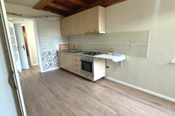 Shtepi ne shitje Apartament ne Tirane, 2+1, Mobilimi Bosh, pa mobiluar, Pagesa 103,000  Euro.
