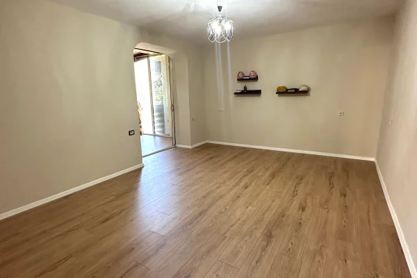 Shtepi ne shitje Apartament ne Tirane, 2+1, Mobilimi Bosh, pa mobiluar, Pagesa 103,000  Euro.