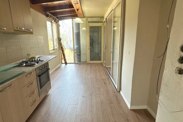 Shtepi ne shitje Apartament ne Tirane, 2+1, Mobilimi Bosh, pa mobiluar, Pagesa 103,000  Euro.