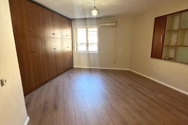 Shtepi ne shitje Apartament ne Tirane, 2+1, Mobilimi Bosh, pa mobiluar, Pagesa 103,000  Euro.