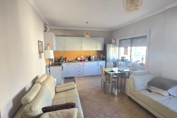 Shtepi me qera Apartament ne Tirane, 2+1, Mobilimi E mobiluar, Pagesa 650  Euro.