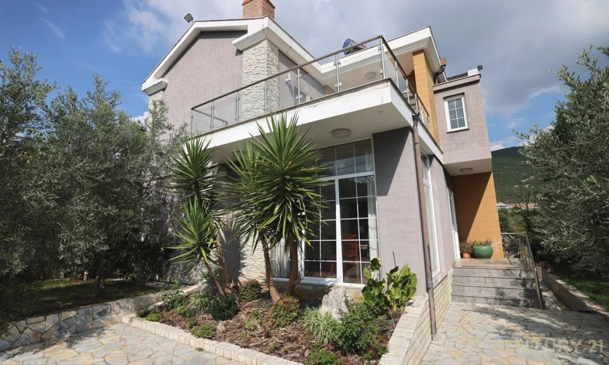 Shtepi ne shitje Vila Luksoze ne Tirane, 3+1, Mobilimi E mobiluar, Pagesa 300,000  Euro.