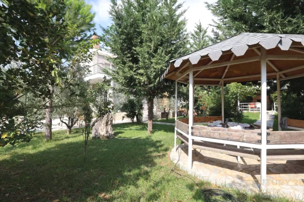 Shtepi ne shitje Vila Luksoze ne Tirane, 3+1, Mobilimi E mobiluar, Pagesa 300,000  Euro.