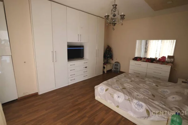 Shtepi ne shitje Vila Luksoze ne Tirane, 3+1, Mobilimi E mobiluar, Pagesa 300,000  Euro.