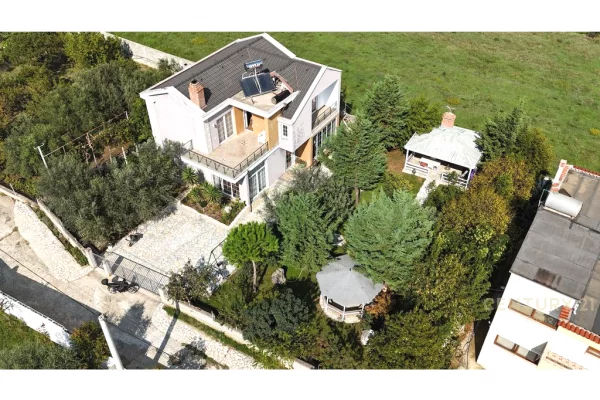 Shtepi ne shitje Vila Luksoze ne Tirane, 3+1, Mobilimi E mobiluar, Pagesa 300,000  Euro.