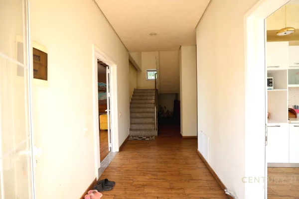 Shtepi ne shitje Vila Luksoze ne Tirane, 3+1, Mobilimi E mobiluar, Pagesa 300,000  Euro.