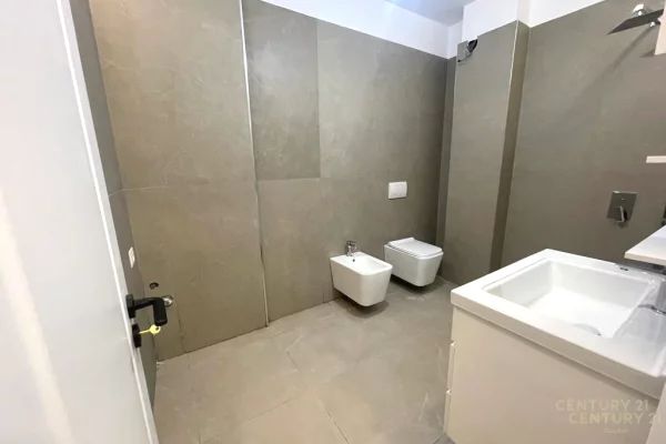 Shtepi ne shitje Duplex(shtepi me 2 kate) ne Tirane, 2+1, Mobilimi Bosh, pa mobiluar, Pagesa 170,000  Euro.