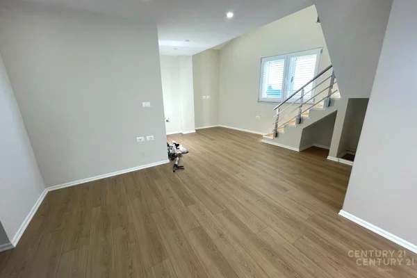 Shtepi ne shitje Duplex(shtepi me 2 kate) ne Tirane, 2+1, Mobilimi Bosh, pa mobiluar, Pagesa 170,000  Euro.