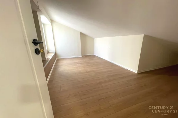 Shtepi ne shitje Duplex(shtepi me 2 kate) ne Tirane, 2+1, Mobilimi Bosh, pa mobiluar, Pagesa 170,000  Euro.