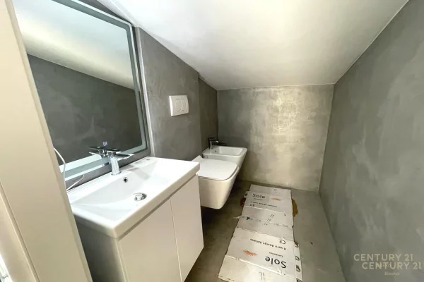 Shtepi ne shitje Duplex(shtepi me 2 kate) ne Tirane, 3+1, Mobilimi Bosh, pa mobiluar, Pagesa 190,000  Euro.