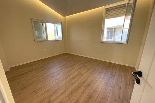 Shtepi ne shitje Duplex(shtepi me 2 kate) ne Tirane, 3+1, Mobilimi Bosh, pa mobiluar, Pagesa 190,000  Euro.