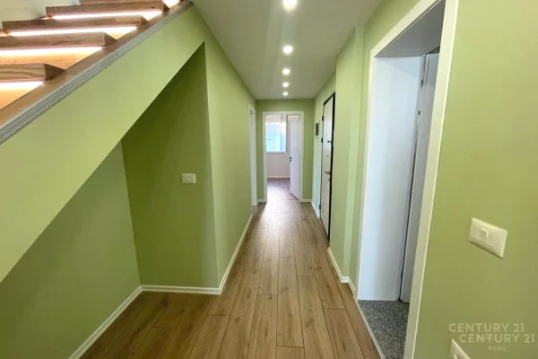 Shtepi ne shitje Duplex(shtepi me 2 kate) ne Tirane, 3+1, Mobilimi Bosh, pa mobiluar, Pagesa 190,000  Euro.