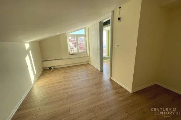 Shtepi ne shitje Duplex(shtepi me 2 kate) ne Tirane, 3+1, Mobilimi Bosh, pa mobiluar, Pagesa 190,000  Euro.