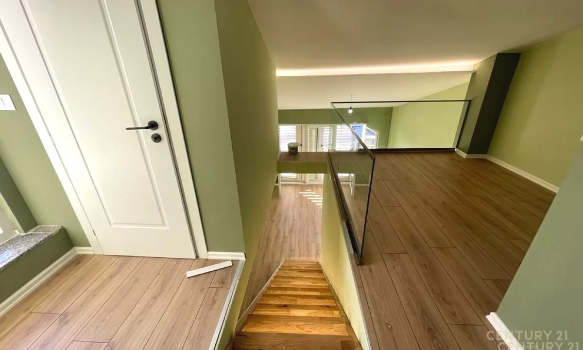 Shtepi ne shitje Duplex(shtepi me 2 kate) ne Tirane, 3+1, Mobilimi Bosh, pa mobiluar, Pagesa 190,000  Euro.