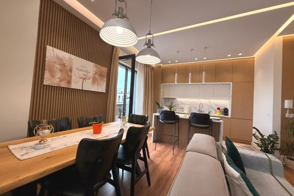 Appartamento in vendita a Tirana 2+1, Arredato