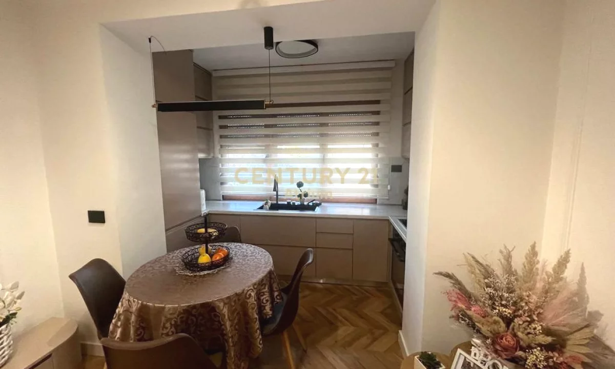 Appartamento in vendita a Tirana 2+1, Arredato